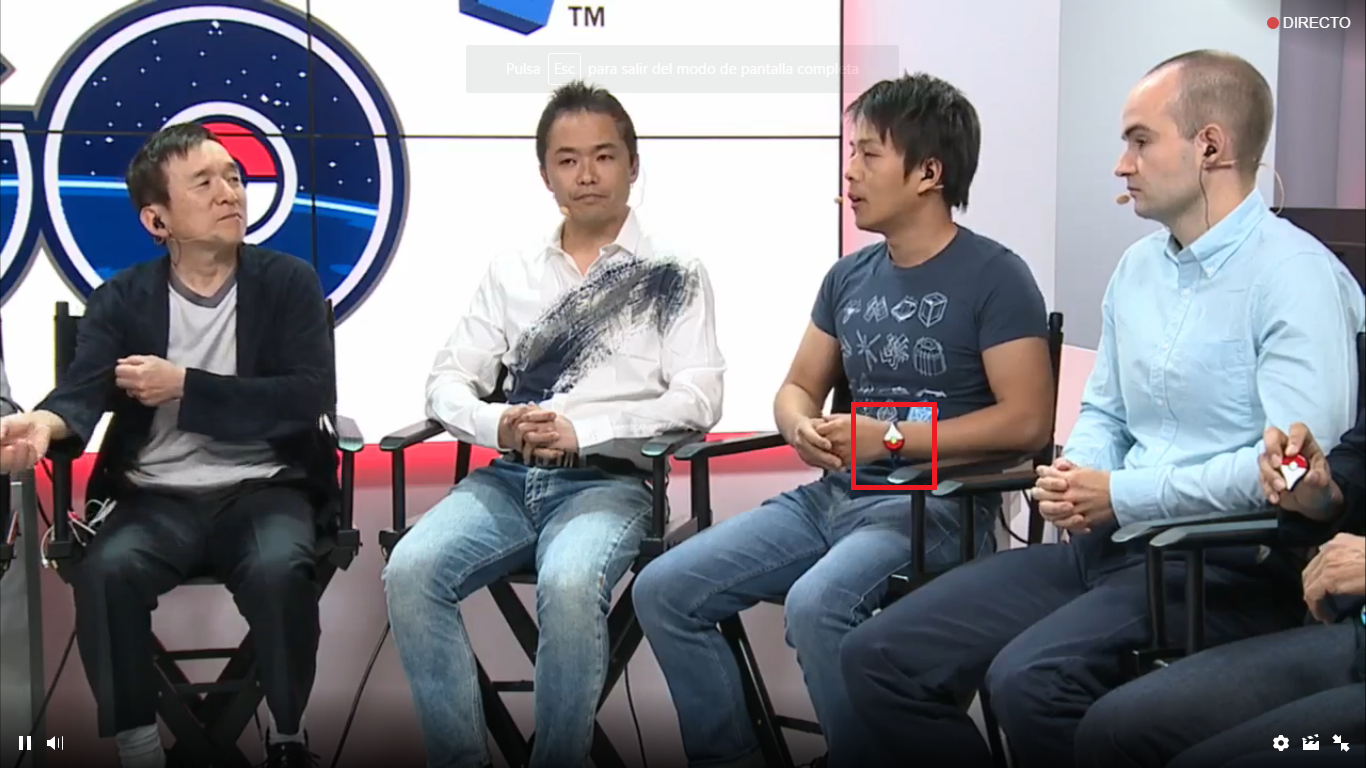 Uno de los creativos de Niantic llevando el Pokémon Go Plus, como podéis ver en el LED este nos dará información.